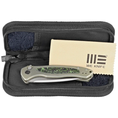 Nóż składany WE Knife Button Lock Kitefin LE No 103/157 Green Titanium/Jungle Wear Fat Carbon, Hand Polished Satin CPM 20CV (WE19002N-2)