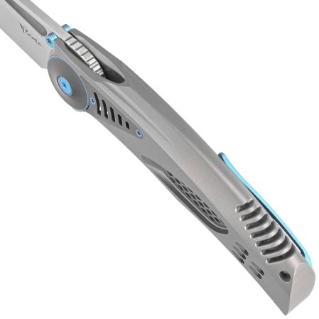 Nóż składany Reate GTR Bead Blasted Titanium/Zirconium Inlay, HW Ti-Blue Clip, Hand Satin M390